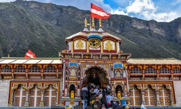 Sacred Badrinath Temple in Uttarakhand – A serene Hindu pilgrimage site nestled in the Himalayas, part of the Char Dham Yatra and an important destination for spiritual travelers