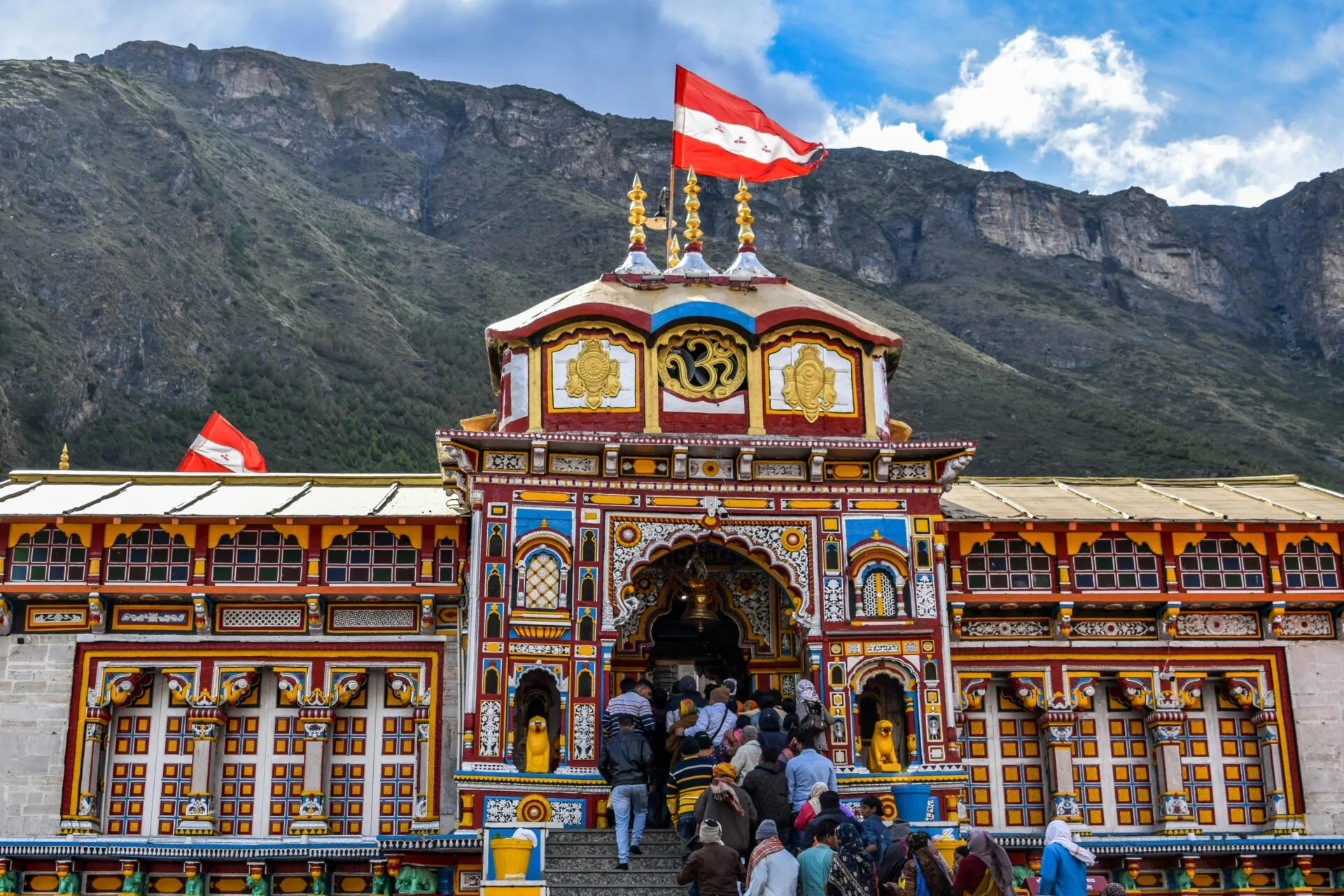 Sacred Badrinath Temple in Uttarakhand – A serene Hindu pilgrimage site nestled in the Himalayas, part of the Char Dham Yatra and an important destination for spiritual travelers